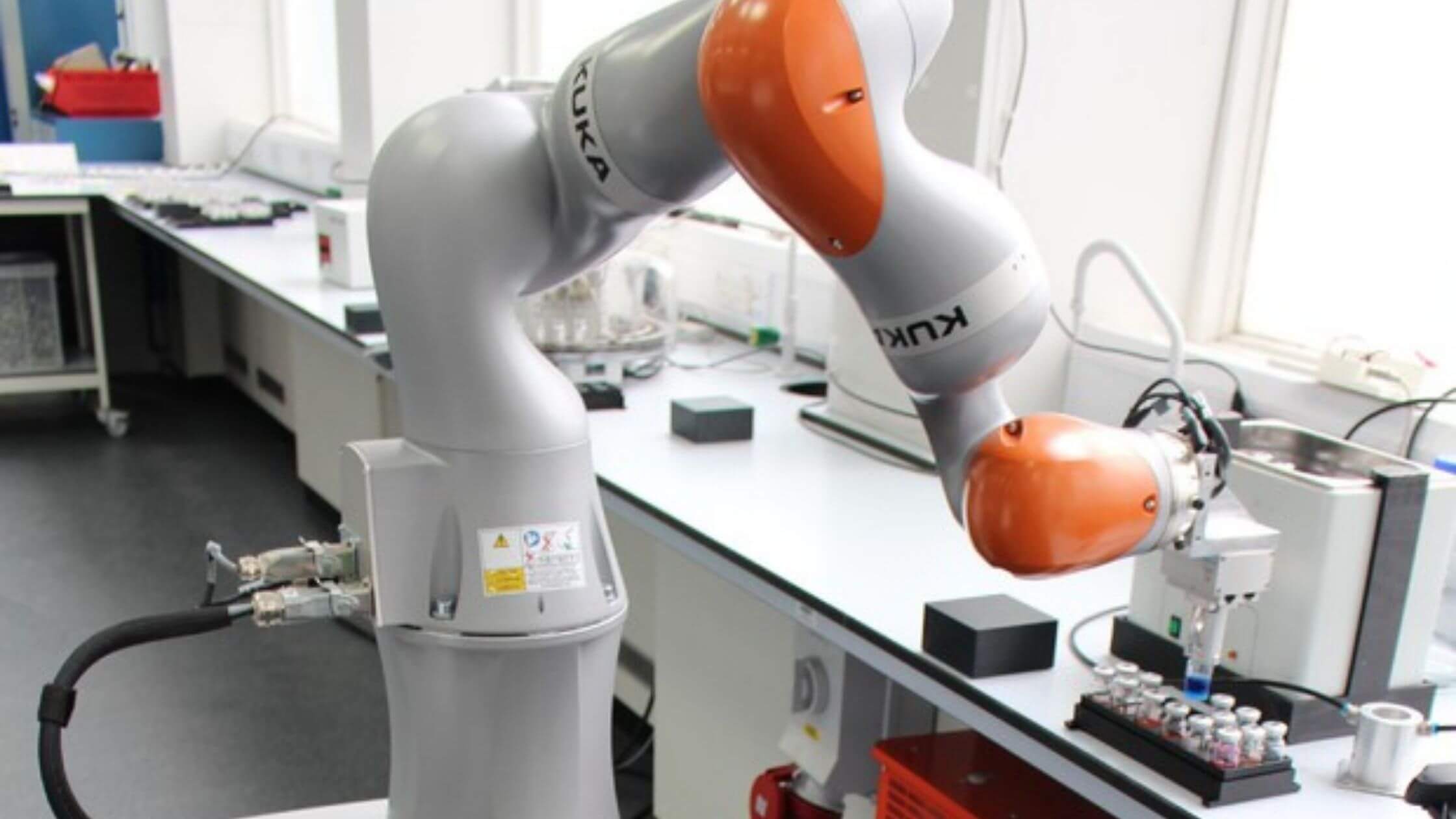 Robot Scienziato: L'automa che compie esperimenti in totale autonomia